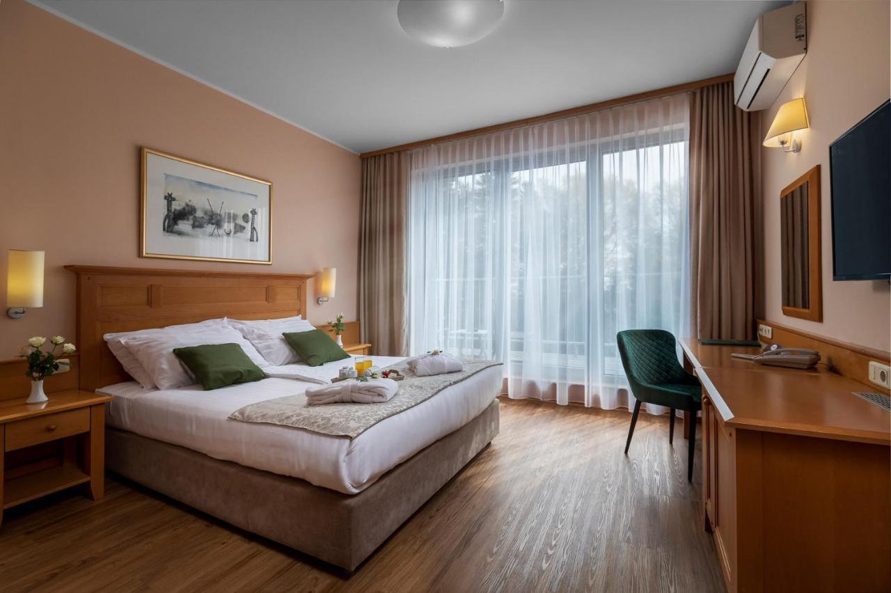 Grand Hotel BELLEVUE Hočko Pohorje Buitenkant foto